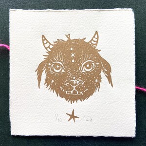 Monster Linocut Print - Grappige Handgemaakte Fantasiedier Illustratie - Cadeau Voor Cartoon Liefhebber - Sprookjesachtige Gouden Kunst Druk