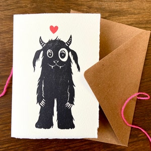 Lino Print Valentijns Kaart - Unieke  Sprookjesachtige En Schattig Monster -Wenskaart Met Envelop - Handgemaakte Kunst Kaarten Met Hartje