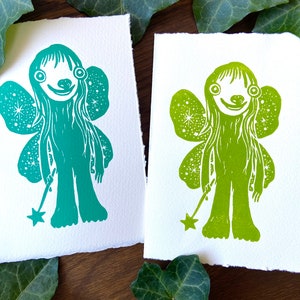 Groene Linocut Print Elfje Kaart - Sprookjesachtig En Schattig Monster - Wenskaart Met Envelop - Handgemaakte Mini Print Kunst - olijfgroen
