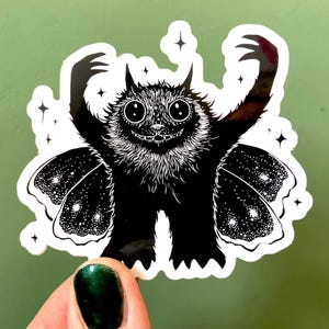 Monster Sticker Zwarte Mot - Fantasie Vinyl Sticker Glans - Goth Laptop Sticker - Met Cartoon Figuur-  Sprookjesachtige Illustratie  Cadeau