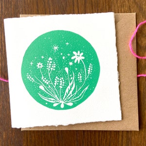 Bloemen Linocut Kaart - Sprookjesachtige Planten Wenskaart - Natuur Kunst Kaart voor Verjaardag - Handgemaakt - Vierkant Met Kraft Envelop