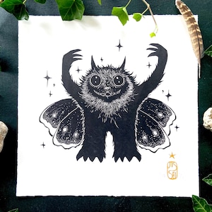 Monster Linocut Print - Handgemaakte Zwarte Gothic Illustratie - Cadeau Voor Sprookjes Liefhebber - Halloween Fantasie Mot Wand Kunst