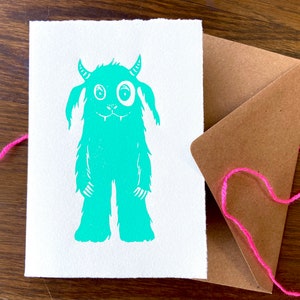 Groen Monster Linocut Kaart -  Sprookjesachtig En Schattig Fantasie Dier - Handgemaakte Kunst Wenskaart voor Verjaardag - Eco Kraft Envelop