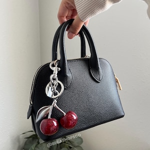 Llavero con colgante de cereza, resina brillante y metal, rojo cereza plateado