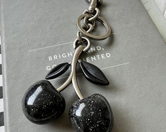 Nuevo llavero con dije de cereza para bolso, resina brillante y metal, color plata y negro