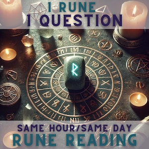 Pode incluir: Uma configuração de leitura de runas com uma única pedra de runa, velas e um gráfico circular de runas. A pedra de runa é de cor azul claro com uma inscrição brilhante da letra "R". O texto "1 RUNE 1 QUESTÃO MESMA HORA/MESMO DIA LEITURA DE RUNAS" é exibido na parte superior e inferior da imagem.