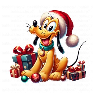 Op de afbeelding: Een cartoonhond met een kerstmanmuts zit met een brede glimlach. De hond is omringd door ingepakte cadeaus en kerstversiering.