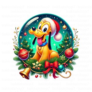 Op de afbeelding: Een cartoonhond met een kerstmanmuts zit in een sneeuwbol omringd door een groene krans met rode bessen, een rode strik en gouden bellen. De sneeuwbol heeft een blauwe achtergrond met witte sterren en een groene kerstboom.