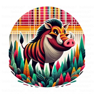Può includere: Un'illustrazione colorata di un cinghiale selvatico con strisce rosse, arancioni e nere in piedi in una lussureggiante foresta verde. Il cinghiale ha un grosso muso con zanne e un naso rosa. Lo sfondo è un motivo circolare di strisce rosse, arancioni e gialle.