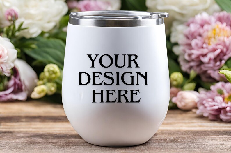 Peut inclure: Un gobelet &agrave; vin en acier inoxydable blanc avec un couvercle argent&eacute;. Le gobelet porte l'inscription "YOUR DESIGN HERE" imprim&eacute;e sur le devant.