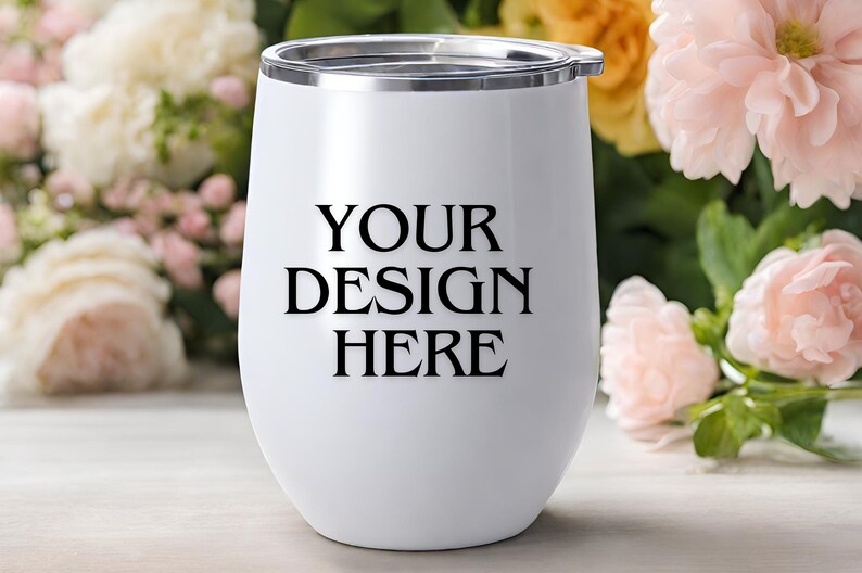 Peut inclure: Un gobelet &agrave; vin en acier inoxydable blanc avec un couvercle argent&eacute;. Le gobelet porte l'inscription "YOUR DESIGN HERE" imprim&eacute;e sur le devant.