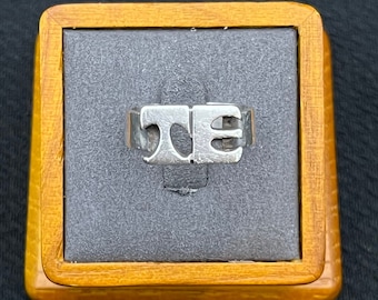 Vintage Leonore Doskow handmade sterling silver ring with TE monogram - sized at 9