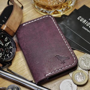 The Baron - Cartera delgada de cuero con tarjetero de dos pliegues (morado)