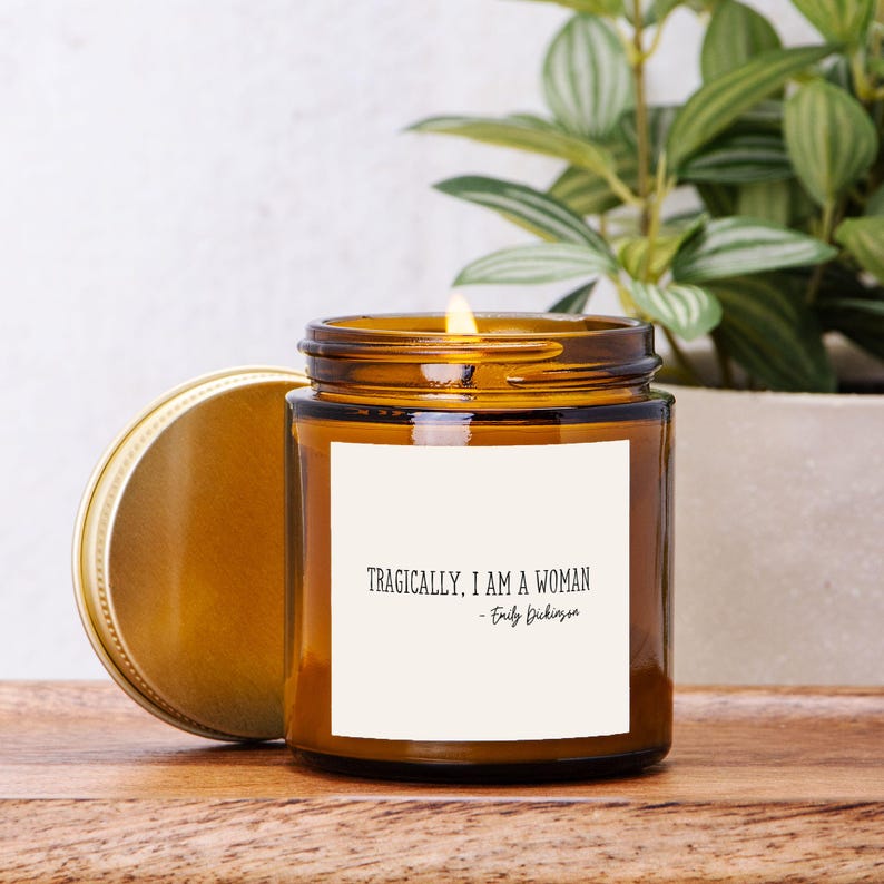 Tragisch bin ich eine Frau Emily Dickinson Poetry Lustige Kerze Bernstein Glas 112 g verschiedene Düfte Kokosnuss Wachs Vegan Mischung Baumwolle Kerze Bild 1