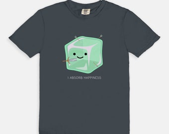 Puede incluir: Una camiseta azul oscuro con un cubo de hielo verde de dibujos animados con una cara sonriente y una espada. El cubo de hielo está atravesado por flechas. El texto "I ABSORB HAPPINESS" está impreso debajo del cubo de hielo.
