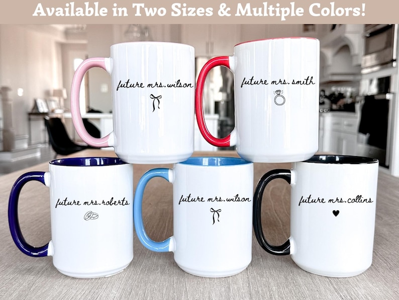 K&ouml;nnte beinhalten: Wei&szlig;e Keramikbecher mit farbigen Griffen und Innenr&auml;ndern. Jeder Becher tr&auml;gt den Schriftzug "future mrs." gefolgt von einem Namen und einer kleinen Grafik. Die Farben der Griffe sind rosa, rot, blau und schwarz. Der Text "Available in Two Sizes & Multiple Colors!" steht oben.