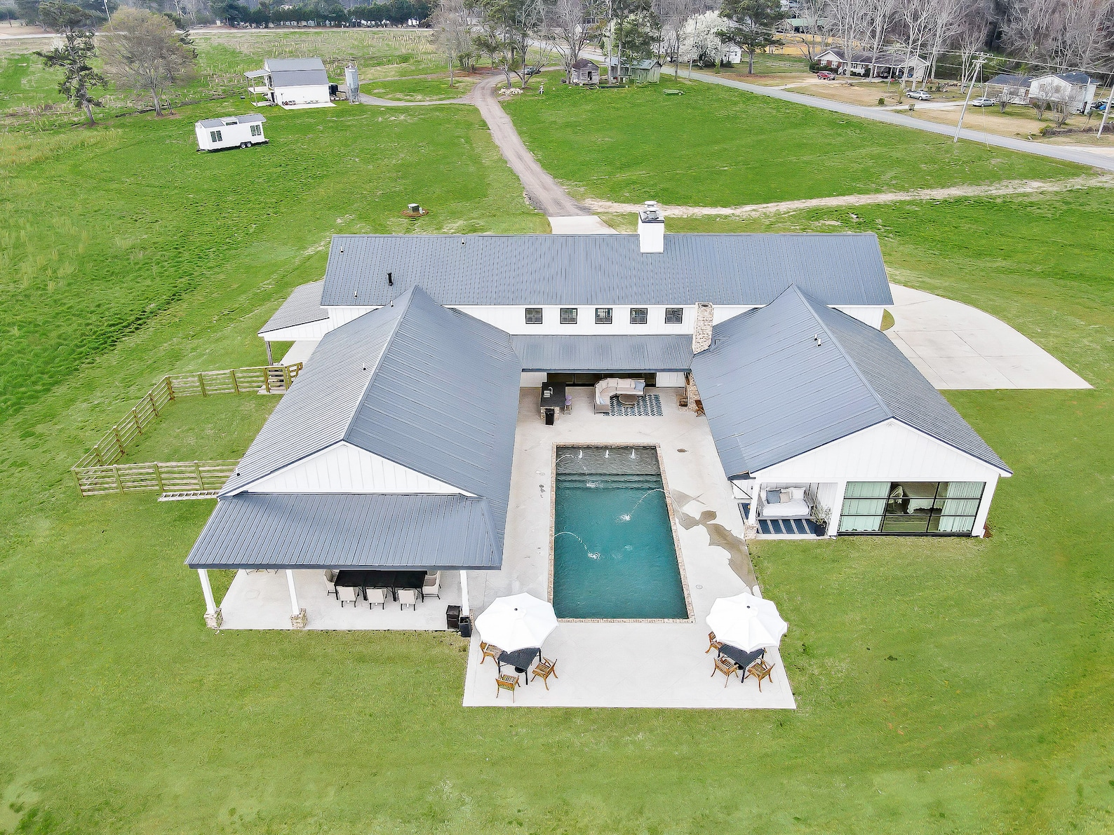 Small Barndominium with Garage: A Dream Home for Modern Living