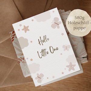 Postkarte HELLO LITTLE ONE | Karte zur Geburt | Eine liebe Geste für Mamas mit Baby | Karte mit Schmetterlingen, Sternen und Wolken in beige