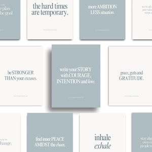 Puede incluir: Un conjunto de tarjetas cuadradas con citas inspiradoras en un diseño minimalista. Las tarjetas presentan frases como "Escribe tu historia con coraje" y "Encuentra la paz interior". La paleta de colores incluye tonos de azul y blanco.