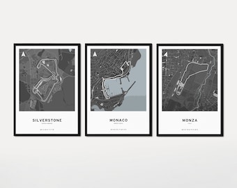 Puede incluir: Tres impresiones enmarcadas en escala de grises con mapas de circuitos de carreras. Las impresiones muestran Silverstone, Mónaco y Monza, con sus nombres y coordenadas debajo. Los mapas son detallados.