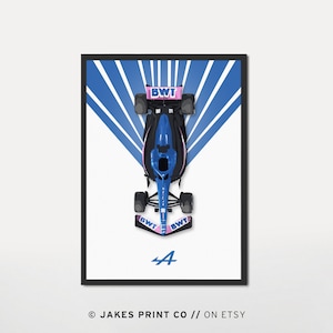 Puede incluir: Un coche de carreras de Fórmula 1 azul y rosa con el texto "BWT" en el lateral. El coche está sobre un fondo blanco con rayas azules y blancas. El número "4" está debajo del coche.