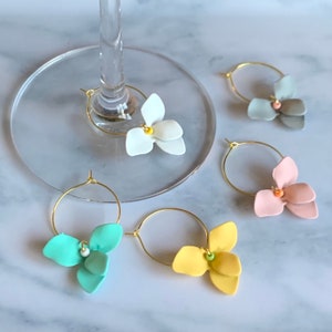 Ciondoli per calici da vino, segnalibro per bevande a forma di fiore, regalo di compleanno per vino floreale, etichetta per bevande a forma di fiore, regalo per amanti del vino, identificatore per bevande, regalo per hostess, ciondolo per bevande