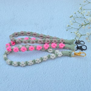 Delicado brazalete de flores macrame llavero de muñeca floral con clip pequeño llavero de pulsera de margarita llavero personalizado con correa de muñeca de flores llavero boho