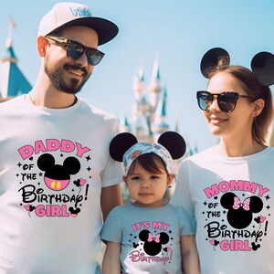 Puede incluir: Una familia con camisetas blancas a juego con dise&ntilde;os de Mickey Mouse negros y texto rosa. Las camisetas dicen "Daddy of the Birthday Girl", "Mommy of the Birthday Girl" y "It's My Birthday!". La familia lleva gafas de sol y diademas con orejas de Mickey Mouse.