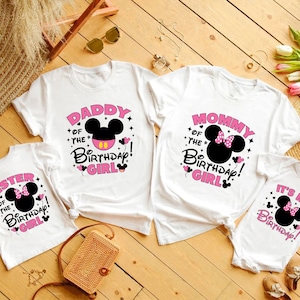 Puede incluir: Un conjunto de camisetas blancas y un body con dise&ntilde;os de cumplea&ntilde;os. Las camisetas dicen "Daddy of the Birthday Girl", "Mommy of the Birthday Girl" y "Sister of the Birthday Girl". El body dice "It's My Birthday!". Cada uno presenta un dise&ntilde;o de Minnie Mouse.