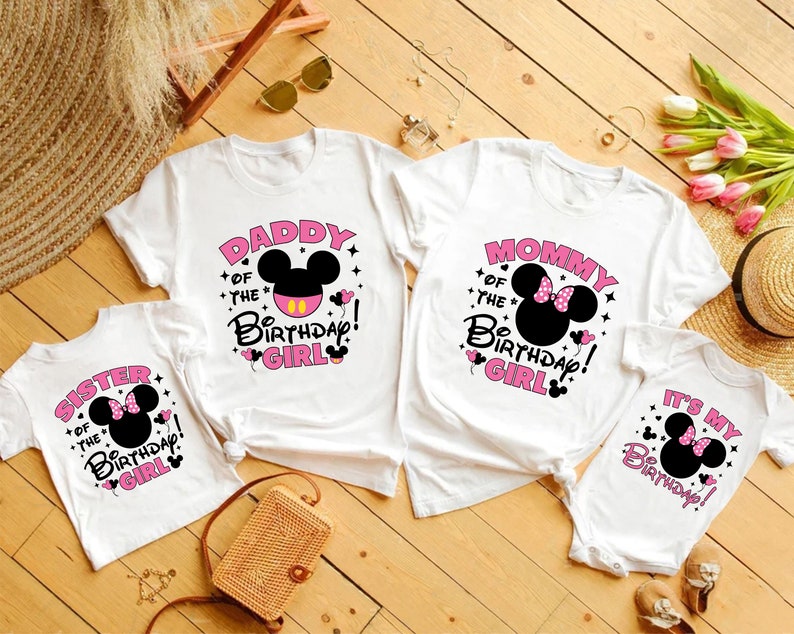 Puede incluir: Un conjunto de camisetas blancas y un body con dise&ntilde;os de cumplea&ntilde;os. Las camisetas dicen "Daddy of the Birthday Girl", "Mommy of the Birthday Girl" y "Sister of the Birthday Girl". El body dice "It's My Birthday!". Cada uno presenta un dise&ntilde;o de Minnie Mouse.