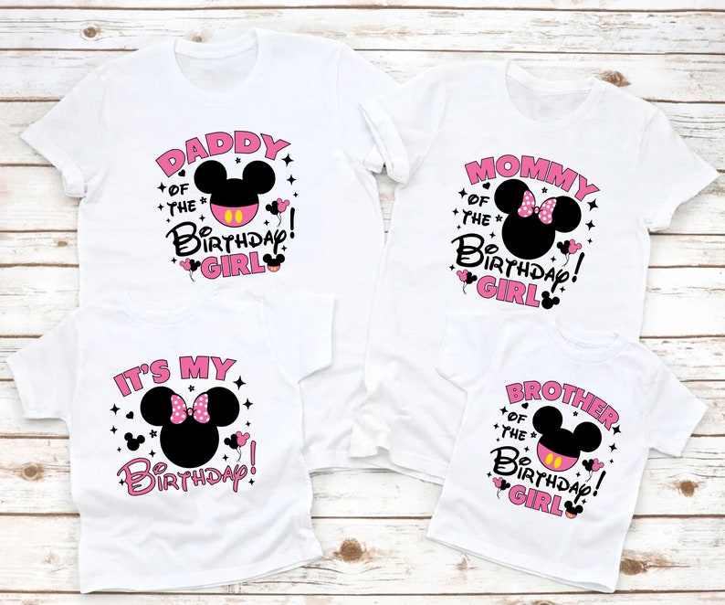 Puede incluir: Cuatro camisetas blancas con siluetas negras de Mickey Mouse y texto rosa. Las camisetas dicen "Daddy of the Birthday Girl", "Mommy of the Birthday Girl", "It's My Birthday!" y "Brother of the Birthday Girl!" Las camisetas son para una familia.