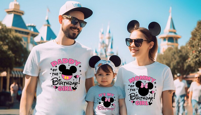 Puede incluir: Una familia con camisetas blancas a juego con dise&ntilde;os de Mickey Mouse negros y texto rosa. Las camisetas dicen "Daddy of the Birthday Girl", "Mommy of the Birthday Girl" y "It's My Birthday!". La familia lleva gafas de sol y diademas con orejas de Mickey Mouse.