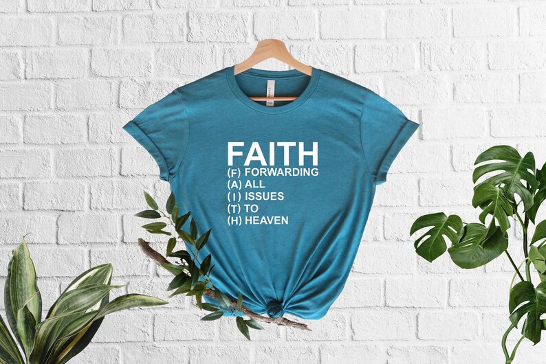 以下が含まれることがあります： 白文字で「FAITH」と書かれたターコイズブルーのTシャツ。文字は頭字語に分解されています。(F) Forwarding (A) All (I) Issues (T) To (H) Heaven.