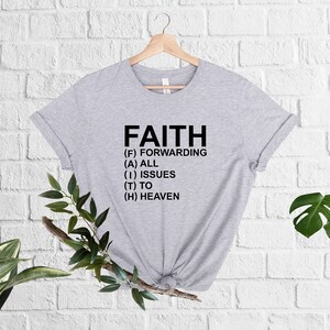 以下が含まれることがあります： グレーのTシャツに、黒い文字で「FAITH」と書いてあり、その言葉の頭文字をとって、(F)orwarding (A)ll (I)ssues (T)o (H)eavenとなっている。