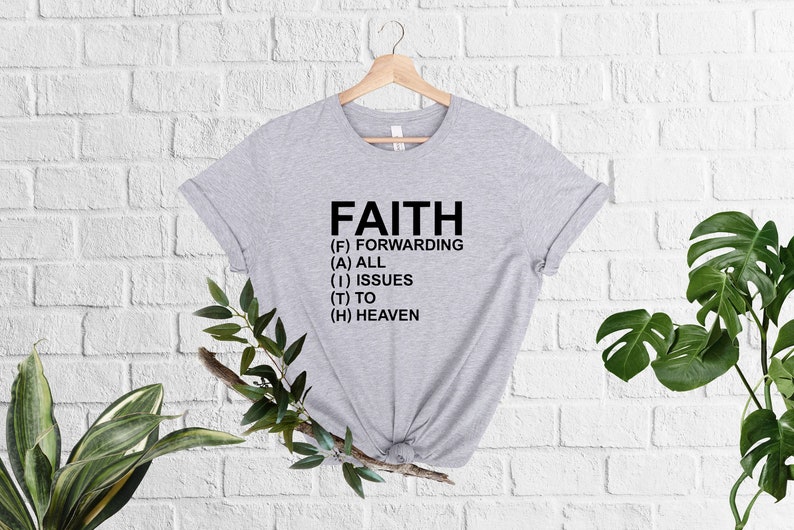 以下が含まれることがあります： グレーのTシャツに、黒い文字で「FAITH」と書いてあり、その言葉の頭文字をとって、(F)orwarding (A)ll (I)ssues (T)o (H)eavenとなっている。