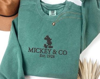 Sudadera retro de Disney con bordado de Mickey Mouse, suéter bordado Disney Comfort Color de Mickey And Co, suéter a juego del equipo Disney vintage