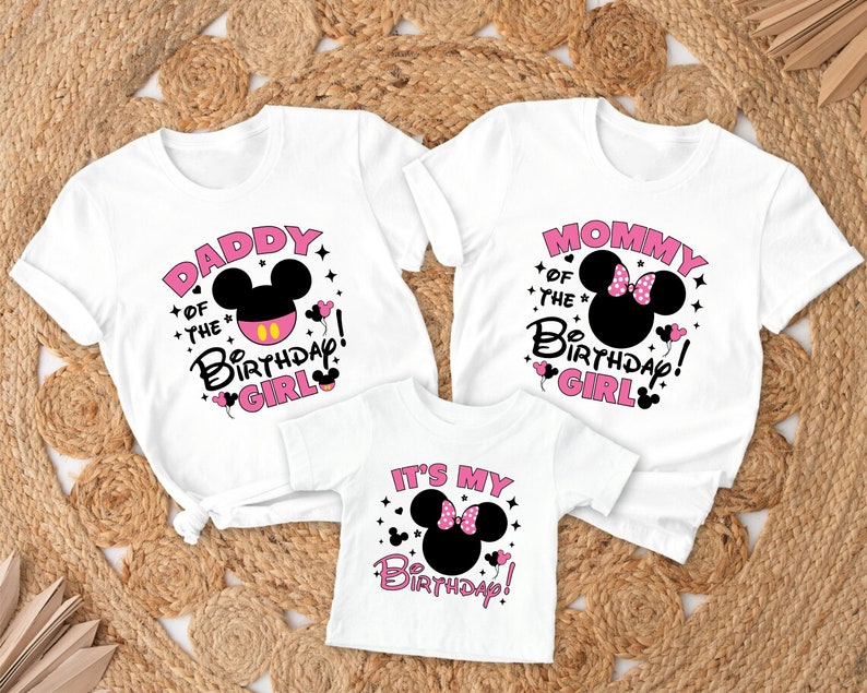 Puede incluir: Camisetas blancas con dise&ntilde;os de cabeza de Mickey Mouse negros y texto rosa. Las camisetas dicen "Daddy of the Birthday Girl", "Mommy of the Birthday Girl" y "It's My Birthday!" Un divertido tema de cumplea&ntilde;os familiar.