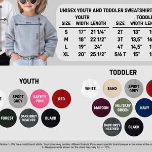 Pu&ograve; includere: Tabella delle taglie per felpe unisex per bambini e ragazzi. La tabella include misure in centimetri per larghezza, lunghezza e lunghezza manica. Le opzioni di colore includono bianco, grigio sportivo, rosa di sicurezza, rosso, foresta, grigio scuro m&eacute;lange e nero.