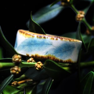 葉のプリントと青と茶色の釉薬を施した陶器の白いリング - ユニークなハンドメイドジュエリー