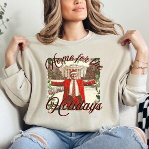 トランプのホリデーホームクリスマススウェットシャツ、ユーモラスなトランプTシャツ、トランプクリスマスセーター、共和党シャツ、ドナルドトランプクリスマスシャツ