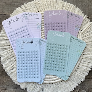 Op de afbeelding: Zes printbare budgetbladen met een schelpenthema. De bladen zijn in verschillende kleuren, waaronder roze, blauw en groen. Elk blad heeft een titel die "Urlaub" en "Budget Sheet" zegt.