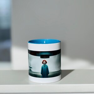 Chica espeluznante con taza de cerámica OVNI / Diseño alienígena misterioso y único / Taza con color en el interior