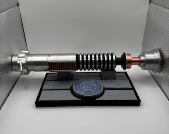 Jedi Fallen Order Lightsaber Stand – Star Wars Saber Display Mount | 35 mm PLA Stand