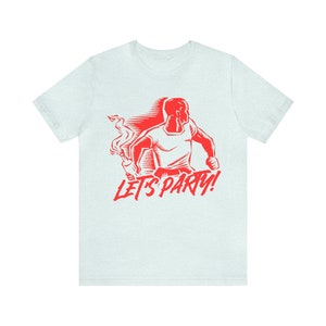 Op de afbeelding: Een wit T-shirt met een rode illustratie van een persoon die rent met een brandende fles in de hand. De tekst "LET'S PARTY!" staat in rood onder de illustratie.