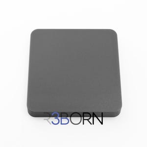 Puede incluir: Un objeto cuadrado de color gris oscuro con esquinas redondeadas. El texto "3BORN" est&aacute; impreso en azul y negro en la esquina inferior derecha. El objeto est&aacute; sobre un fondo blanco.