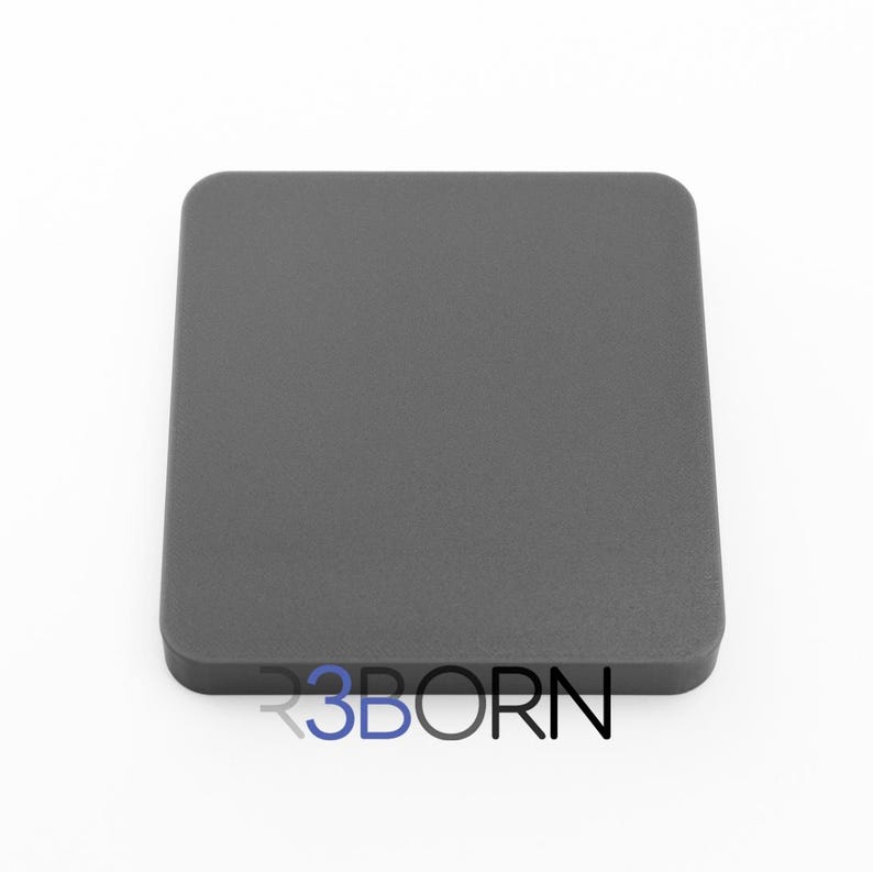 Puede incluir: Un objeto cuadrado de color gris oscuro con esquinas redondeadas. El texto "3BORN" est&aacute; impreso en azul y negro en la esquina inferior derecha. El objeto est&aacute; sobre un fondo blanco.