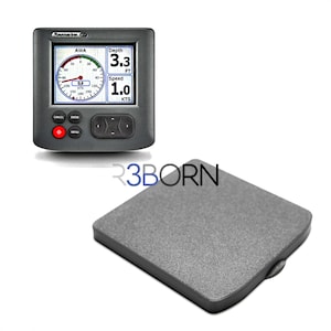 Puede incluir: Una pantalla multifunción Raymarine i70s negra con una pantalla blanca que muestra lecturas de profundidad, velocidad y ángulo de viento aparente. La pantalla tiene un bisel negro y botones. También se muestra una placa de montaje de plástico gris.