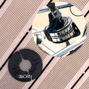 Puede incluir: Un anillo de plástico negro con el texto "R3BORN" en él. El anillo está dividido en dos mitades y está diseñado para ser utilizado como un accesorio de cubierta para un barco.