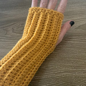 Fingerless crochet gloves gold