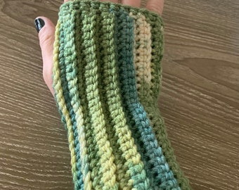 Fingerless crochet gloves green